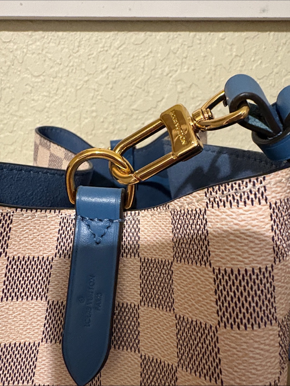 Louis Vuitton Beige Checkered Bucket Bag with Blue Trim - Picture 4 of 9